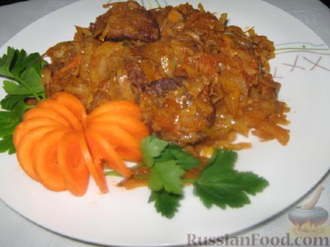 Тушеная капуста с мясом в томатном соусе