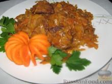 Тушеная капуста с мясом в томатном соусе