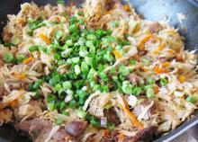 Тушеная капуста с мясом в томатном соусе